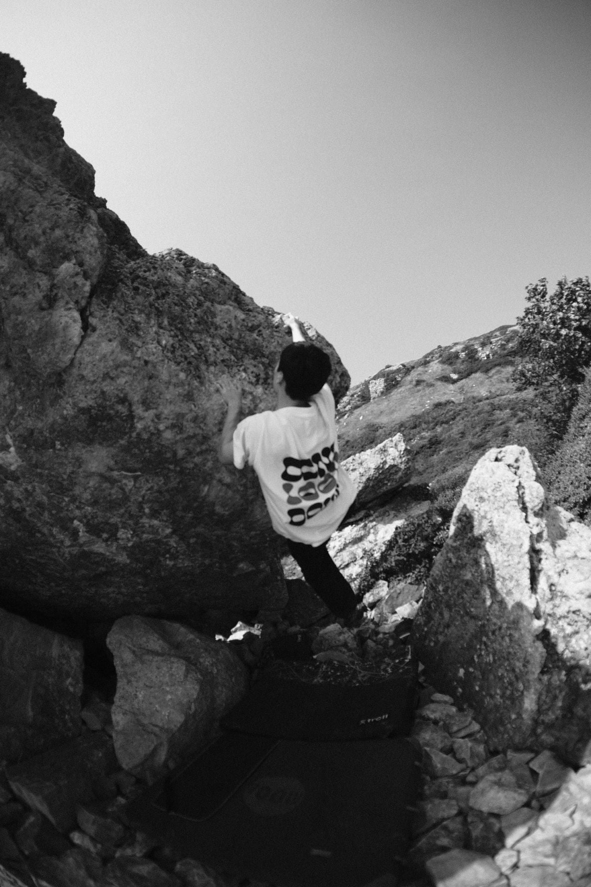 DONTLOOKDOWN TEE.