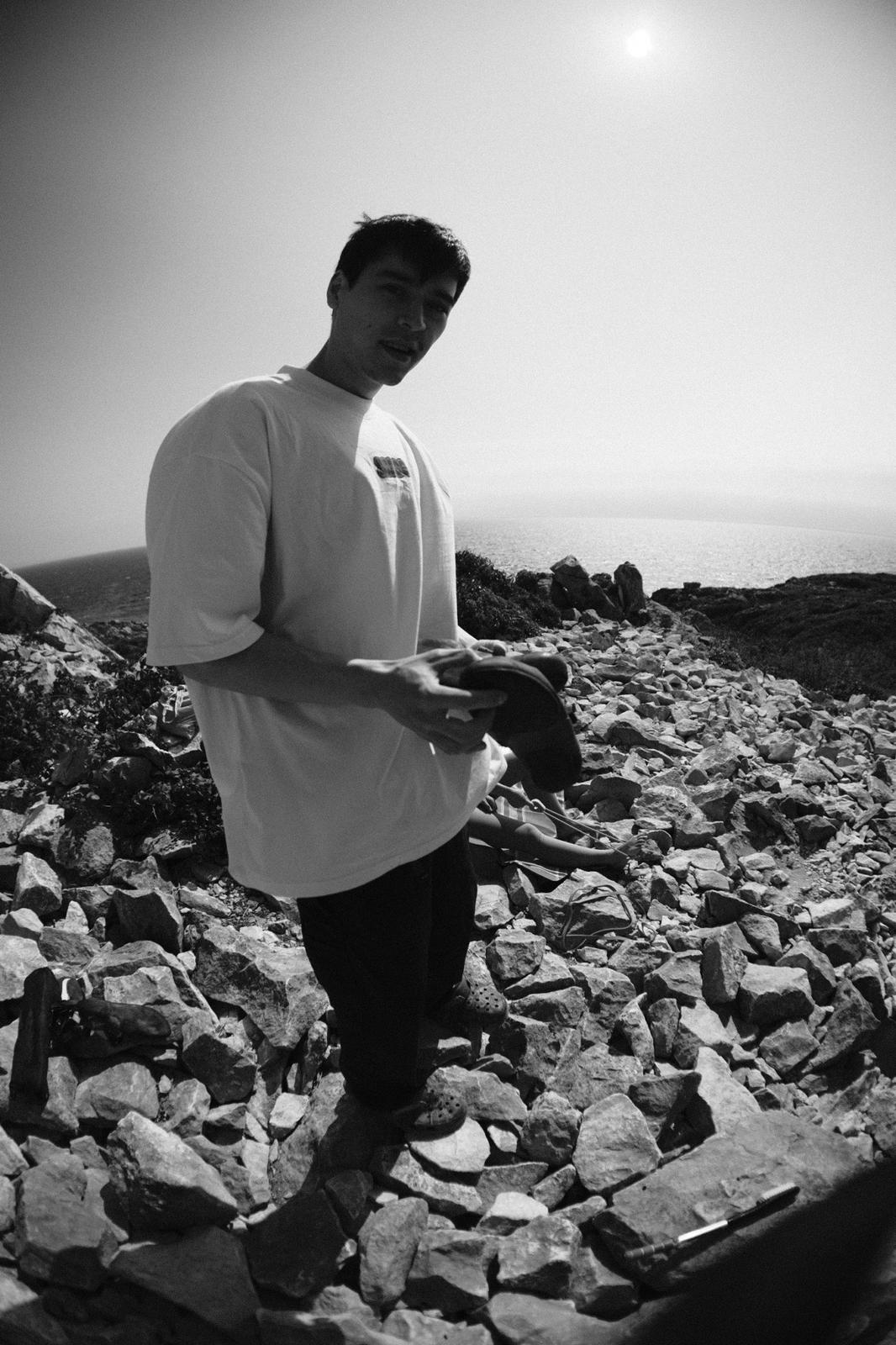 DONTLOOKDOWN TEE.